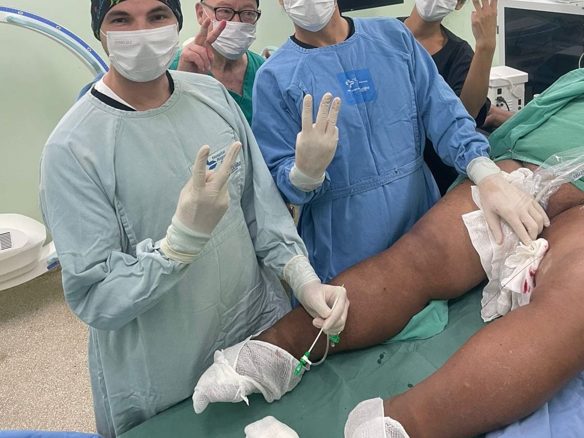 Faculty and trainees at the end of a live vein procedure in the operating room