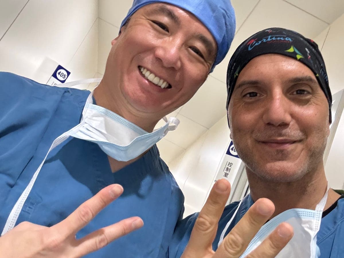 Two Le.G.athering surgeons after a shared case in the operating room